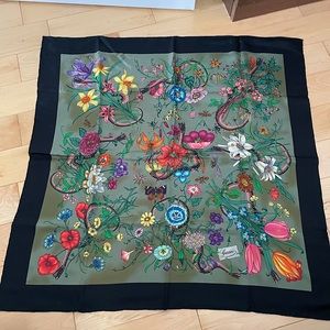 Gucci silk scarf in perfect condition